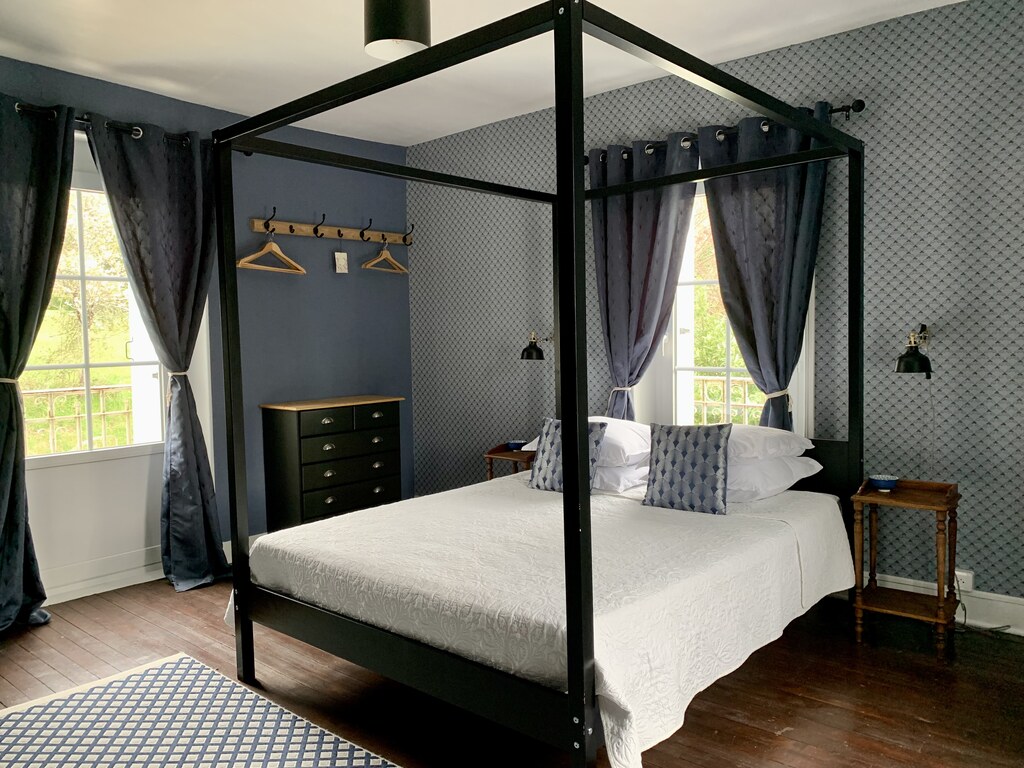 Chambre Bleue bed