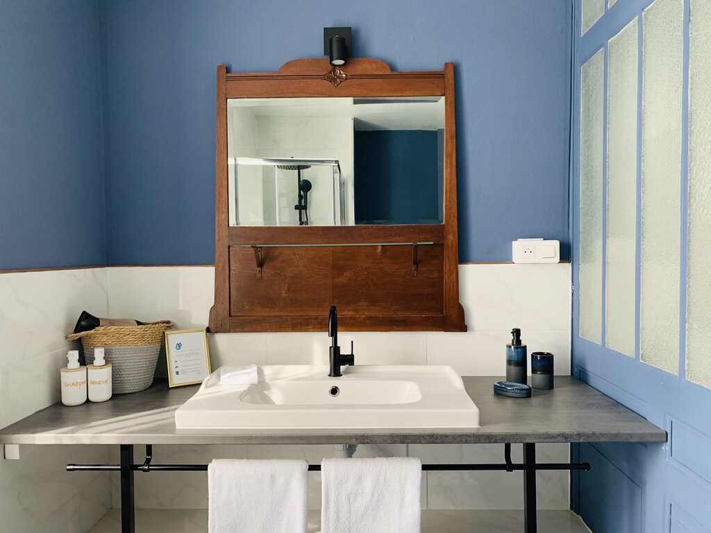 Chambre Bleue bathroom